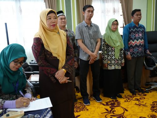 Para panitia dari Bagian Kepegawaian saat menyukseskan acara (Foto:Humas/Hadi Rustami)