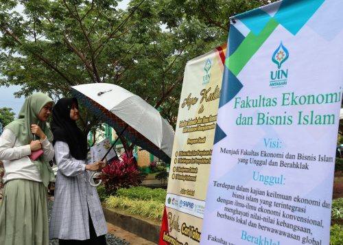 Para pengunjung Education Fair 2023 MAN IC Tala saat mengamati fakultas-fakultas yang tersedia di UIN Antasari (Foto:Humas/Achmad Maghfur)