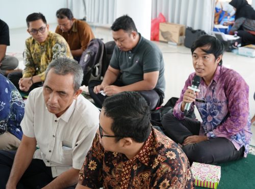 Para peserta sedang berdialog dengan tim Sosialisasi UIN Antasari (Foto:Mikwa/Rakhmad Rizkiansyah)