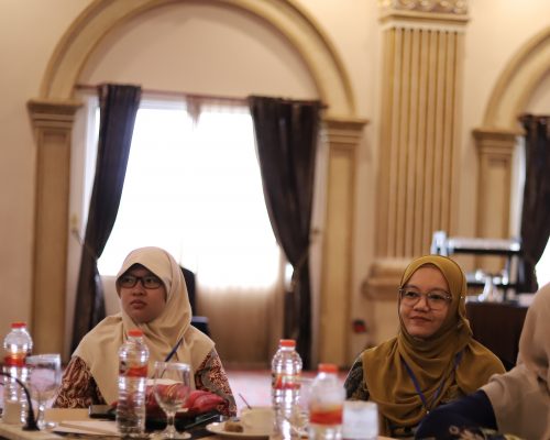 Para peserta sedang mendengarkan laporan panitia (Foto:Humas/Yulida Rifani)