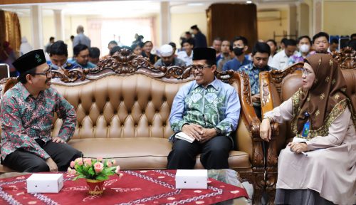 Para pimpinan UIN Antasari berbincang sebentar sebelum memulai acara (Foto:Humas/Hadi Rustami)