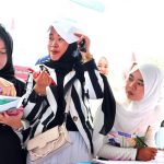 Para siswi MAN 2 Banjarmasin antusias melihat prodi-prodi di UIN Antasari (Foto:Humas/Achmad Magfur)
