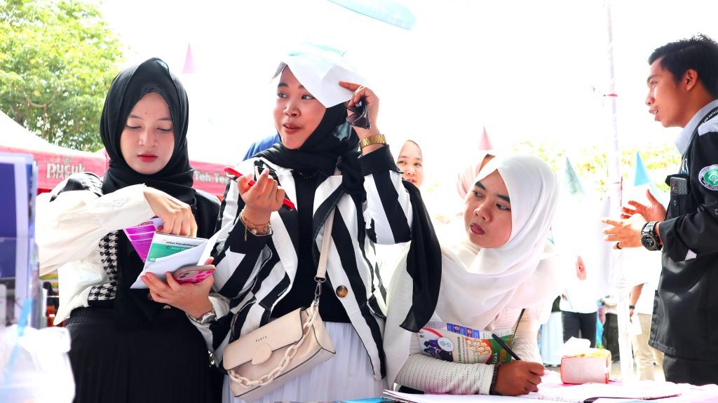 Para siswi MAN 2 Banjarmasin antusias melihat prodi-prodi di UIN Antasari (Foto:Humas/Achmad Magfur)