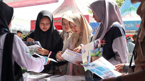 Para siswi MAN 2 Banjarmasin saat antusias melihat program-program yang tersedia di UIN Antasari (Foto:Humas/Achmad Magfur)