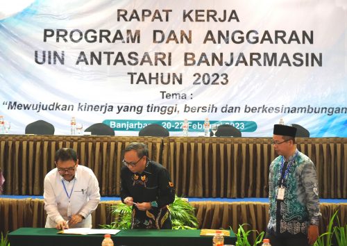 Penandatanganan perjanjian kinerja oleh para pimpinan UIN Antasari (Foto:Humas/Achmad Magfur)