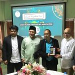 Pengurus AIUA saat menyerahkan kenang-kenangan untuk Tuan Haji Ismail (Foto:Sekretariat AIUA)