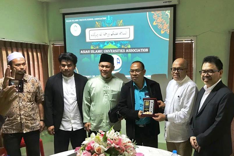 Pengurus AIUA saat menyerahkan kenang-kenangan untuk Tuan Haji Ismail (Foto:Sekretariat AIUA)