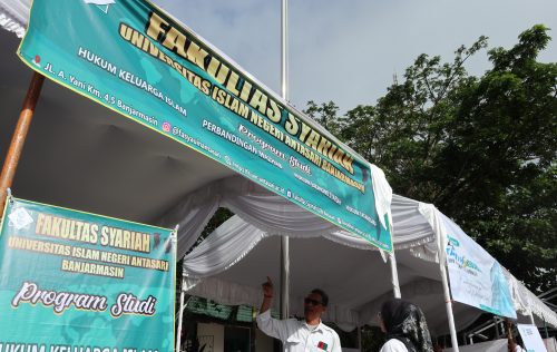 Persiapan stan Fakultas Syariah sebelum dimulainya pameran (Foto:Humas/Achmad Magfur)