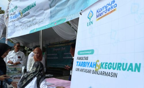 Persiapan stan Fakultas Tarbiyah dan Keguruan (Foto:Humas/Achmad Magfur)