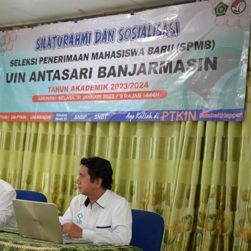 Pranata Komputer UIN Antasari Erwinsyah, M.Kom. saat memaparkan materi sosialisasi (Foto:Mikwa/Rakhmad Rizkiansyah)