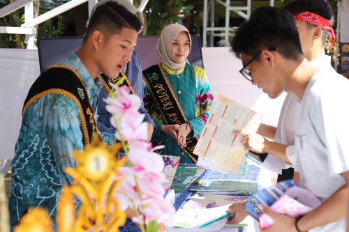 Putra Putri Antasari saat membantu pameran (Foto:Humas/Hadi Rustami)