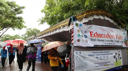 Ramainya kunjungan para calon mahasiswa di Eduation Fair 2023 MAN IC Tala (Foto:Humas/Achmad Maghfur)