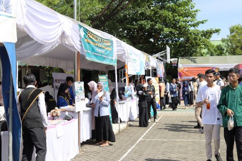 Ramainya pameran perguruan tinggi dan dunia usaha di MAN 2 Banjarmasin (Foto:Humas/Hadi Rustami)