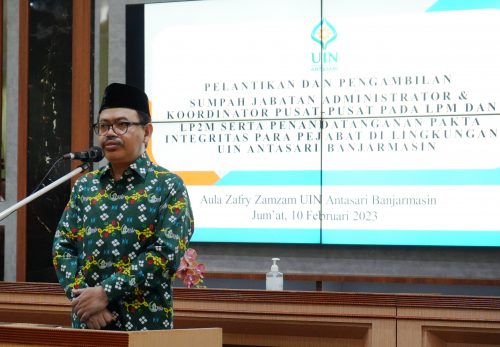 Rektor UIN Antasari Prof. Dr. H. Mujiburrahman, M.A. saat memberikan sambutan (Foto:Humas/Hadi Rustami)