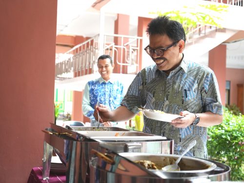 Rektor UIN Antasari Prof. Dr. H. Mujiburrahman, M.A. saat menghadiri tasyakuran (Foto:Humas/Achmad Magfur)