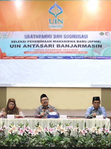 Rektor UIN Antasari Prof. Dr. H. Mujiburrahman, M.A. saat menjawab seluruh pertanyaan para peserta sosialisasi (Foto:Humas/Hadi Rustami)