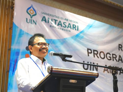 Rektor UIN Antasari Prof. Dr. H. Mujiburrahman, M.A. saat menutup Raker 2023 (Foto:Humas/Achmad Magfur)