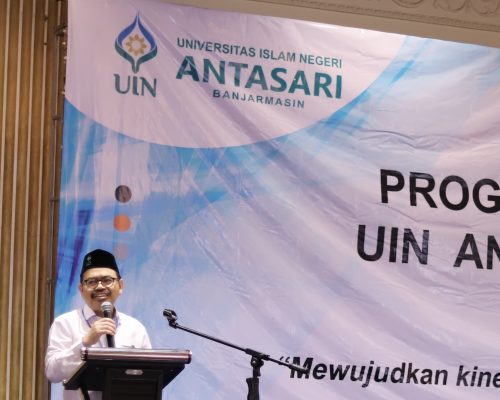 Rektor UIN Antasari Prof. Dr. H. Mujiburrahman, M.A. saat menyampaikan sambutan (Foto:Humas/Yulida Rifani)
