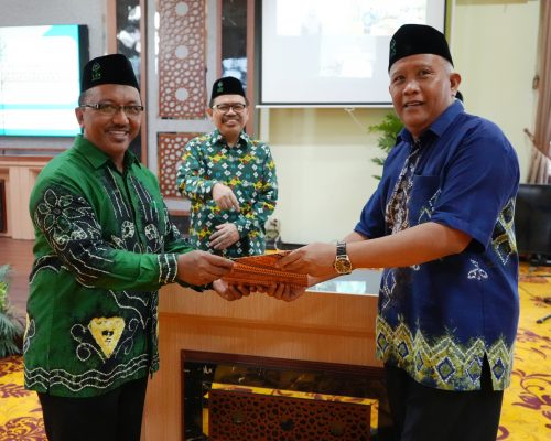 Sertijab Kabag Mikwa dari Masri, S.Ag., M.Pd. (kanan) kepada H. Haris Fadillah, S.Ag., M.Pd.I. (kiri). Foto:Humas/Hadi Rustami