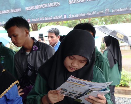 Siswi MAN IC Tala dengan seksama mempelajari prodi-prodi yang tersedia di UIN Antasari (Foto:Humas/Achmad Maghfur)