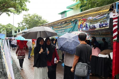 Suasana gerimis mengundang di Education Fair 2023 MAN IC Tala (Foto: Humas/Achmad Maghfur)