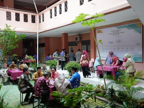 Taman lantai 1 gedung Pascasarjana UIN Antasari jadi lokasi tasyakuran (Foto:Humas/Achmad Magfur)