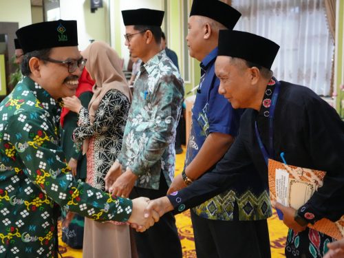 Ucapan selamat dari Rektor kepada para pejabat baru (Foto:Humas/Hadi Rustami)