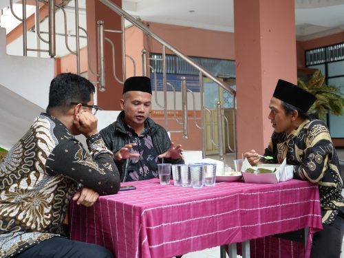 Wadir Pascasarjana UIN Antasari Dr. Muhammad Rusydi, M.Ag. (kanan) saat berbincang dengan 2 dosen (Foto:Humas/Achmad Magfur)