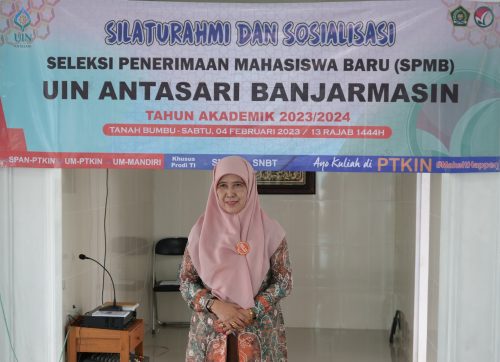 Wakil Rektor UIN Antasari Bidang Akademik dan Kelembagaan Dr. Hj. Nida Mufidah, M.Pd. saat sosialisasi di Tanah Bumbu (Foto:Mikwa/Rakhmad Rizkiansyah)