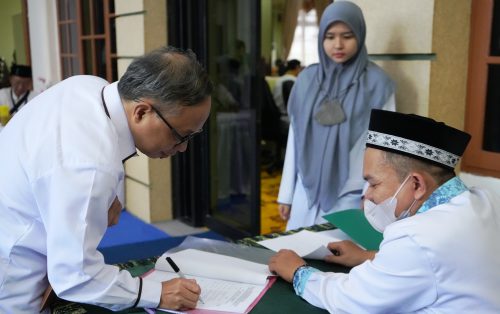 Wakil Rektor UIN Antasari Bidang Kemahasiswaan dan Kerja Sama Dr. Irfan Noor, M.Hum. saat bersiap mengikuti acara (Foto:Humas/Hadi Rustami)