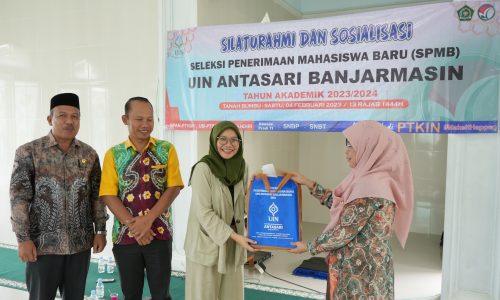 Wakil Rektor UIN Antasari saat menyerahkan kenang-kenangan kepada perwakilan peserta (Foto:Mikwa/Rakhmad Rizkiansyah)