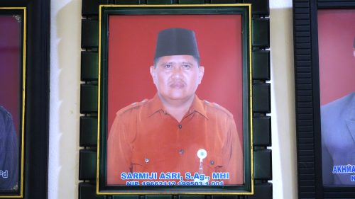 Bingkai foto Ust. Sarmiji Asri, S.Ag., M.H.I., saat menjabat Kepala Subbagian Dokumentasi, Publikasi, dan Kehumasan IAIN Antasari di Tahun 2014 (Foto:Humas/Achmad Magfur)