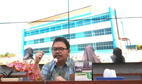 Rektor UIN Antasari Prof. Dr. H. Mujiburrahman, M.A. saat menyampaikan sejumlah masukan untuk rencana penataan kampus 2 (Foto:Humas/Achmad Magfur)