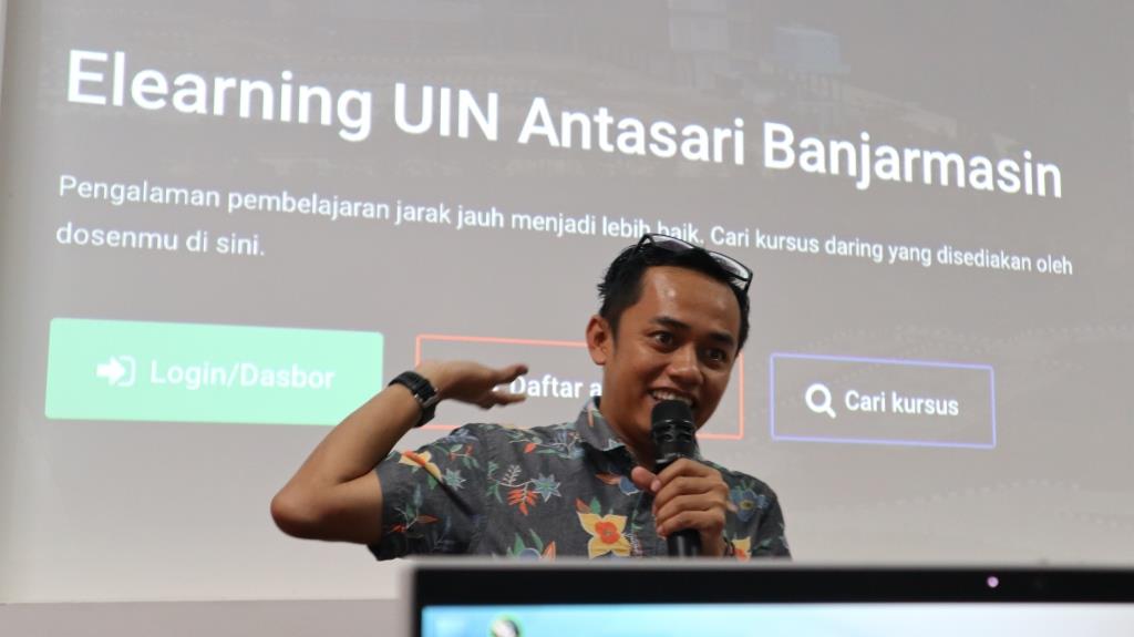 Dosen UIN Antasari Moh. Iqbal Assyauqi, S.Pd.I., M.Pd. saat menjadi narasumber (Foto:Humas/Achmad Magfur)