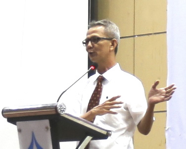 Dr. Anang Saifuddin, M.A. Dosen UIN Antasari saat menjadi pemateri pembukaan kuliah tahun 2022-2023 (Foto:Humas/Hadi Rustami)