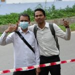 Dua peserta CAT PPPK UIN Antasari (Zulkifli Ariyadi, S.H.I. dan Yulida Rifani, Amd.) tetap bersemangat di perjalanan pulang meski hasil yang belum sesuai harapan (Foto:Humas/Hadi Rustami)