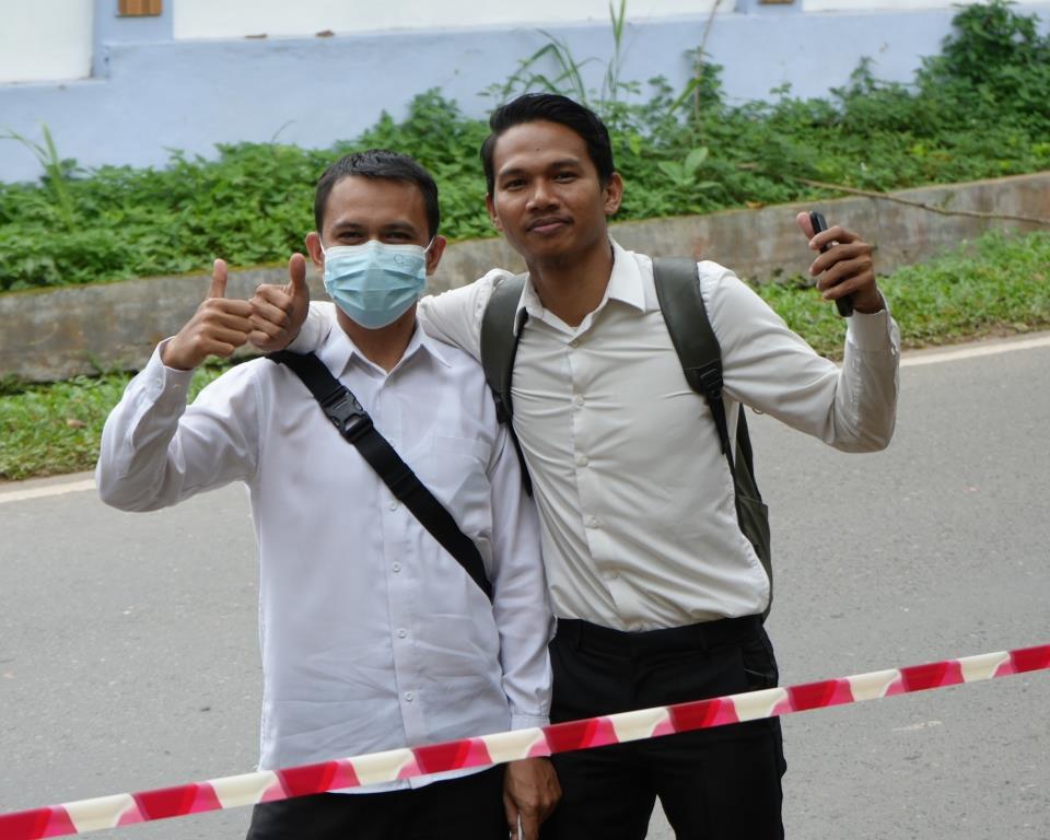 Dua peserta CAT PPPK UIN Antasari (Zulkifli Ariyadi, S.H.I. dan Yulida Rifani, Amd.) tetap bersemangat di perjalanan pulang meski hasil yang belum sesuai harapan (Foto:Humas/Hadi Rustami)