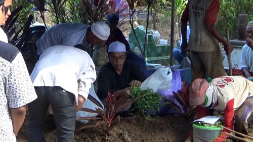 Gotong royong warga memakamkan jenazah Almarhum Ust. Sarmiji Asri, S.Ag., M.H.I. (Foto:Humas/Achmad Magfur)