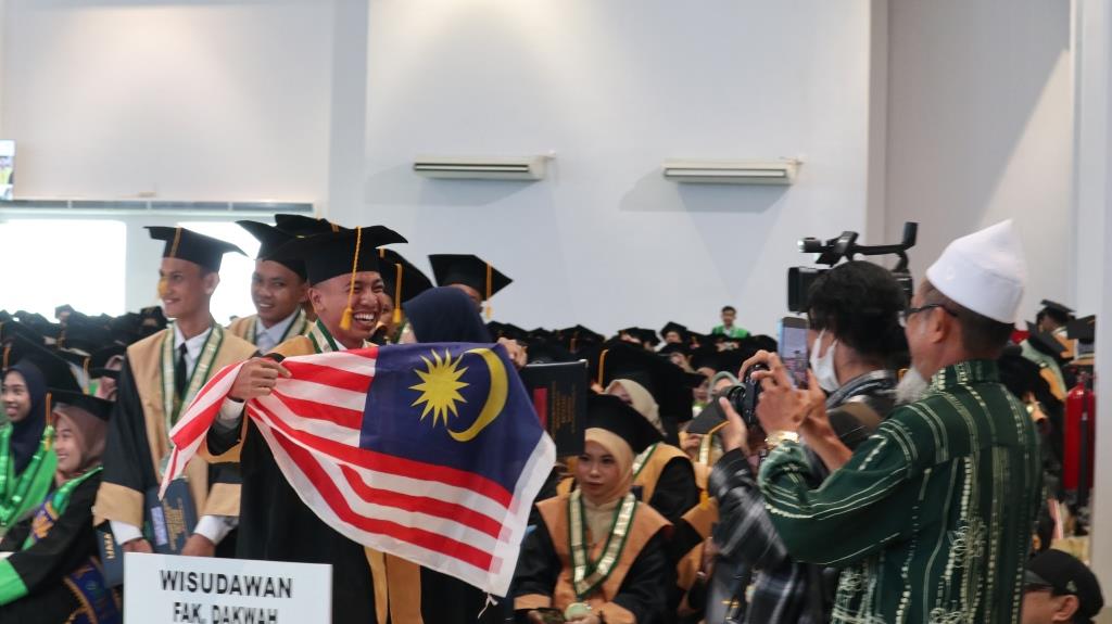 Hafizul Akhtar, berbangga menjadi keturunan Banjar Malaysia pertama yang diwisuda di UIN Antasari (Foto:Humas/Achmad Magfur)