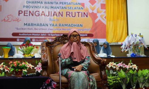 Hj. Badi'ah Zurkani Yahya saat menyampaikan tausiah di pengajian rutin DWP Provinsi Kalsel (Foto:Humas/Yulida Rifani)