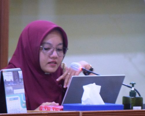 Irma Rahmawati, M.Pd., Koordinator Pusat Manajemen Akreditasi dan Sertifikasi LPM UIN Antasari saat memaparkan target reakreditasi (Foto:Humas/Achmad Magfur)