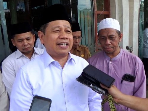 Kepala Kanwil Kemenag Provinsi Kalsel Dr. H. M. Tambrin, M.M.Pd. bersama Sekjen DPP BKPRMI Drs. H. A. Rizqon, M.Pd.I. saat diwawancarai para awak media (Foto:Humas/Achmad Magfur)