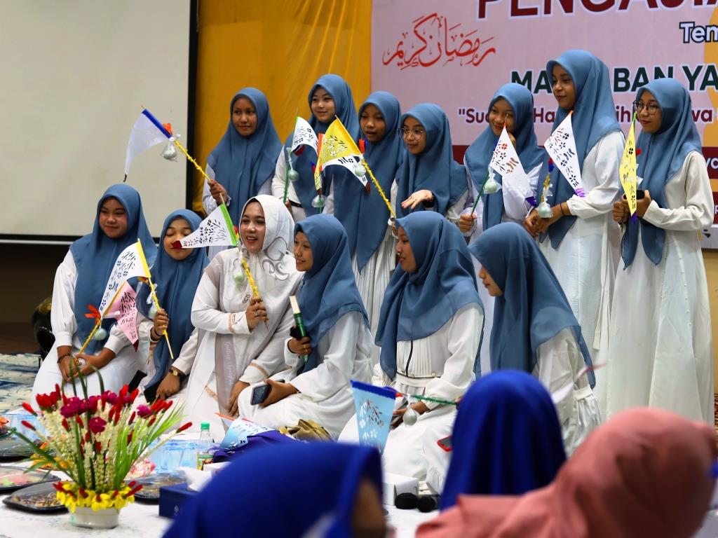 Ketua DWP Provinsi Kalsel Nyonya Aminatus Alifah Roy Rizali Anwar saat berfoto bersama dengan Grup Habsyi Al-Wahidah MAN 1 Banjarmasin (Foto:Humas/Yulida Rifani)