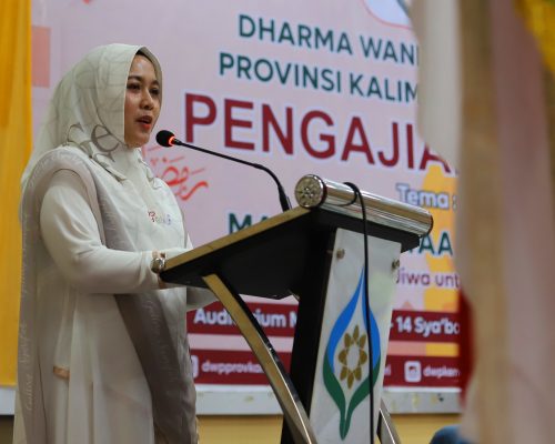 Ketua DWP Provinsi Kalsel Nyonya Aminatus Alifah Roy Rizali Anwar saat memberikan sambutan (Foto:Humas/Yulida Rifani)