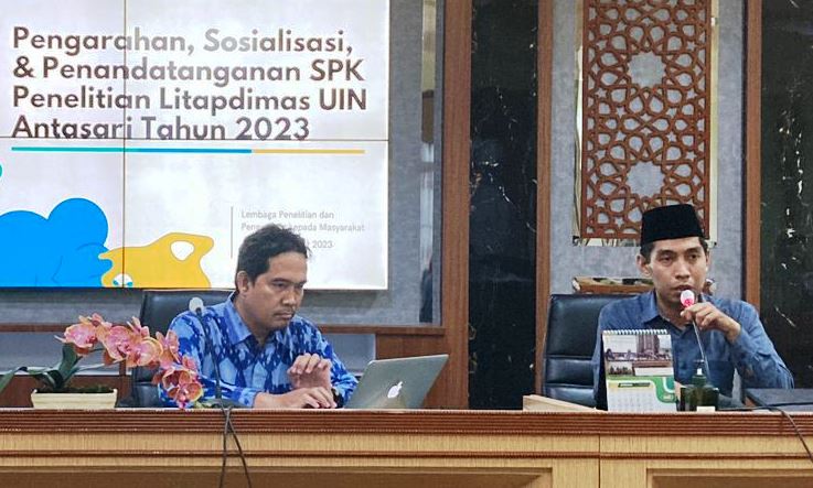 Ketua LP2M UIN Antasari Dr. M. Zainal Abidin, M.Ag. (kiri) bersama Koordinator Pusat Penelitian Dr. Adi Ansari, M.Pd.I. (kanan) saat memimpin acara (Foto:Tim LP2M)