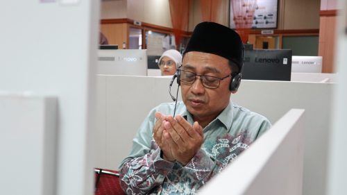 Koordinator Pusat Manajemen Kurikulum dan Integrasi Ilmu Dr. Muhdi, M.Pd. saat memimpin pembacaan doa (Foto:Humas/Achmad Magfur)