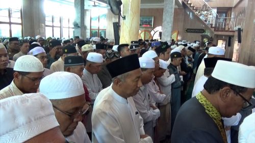 Masjid Baitul Rahman Belitung Darat penuh diisi jemaah menyalatkan jenazah Almarhum Ust. Sarmjii Asri, S.Ag. M.H.I. (Foto:Humas/Achmad Magfur)