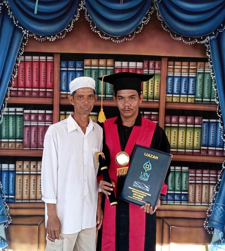 Muhammad Rahmani Abduh, M.H. (petugas kebersihan dan dosen luar biasa UIN Antasari) saat berfoto bersama ayahandanya