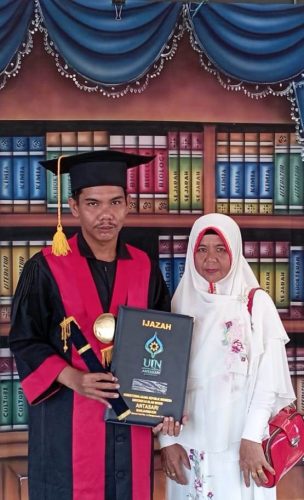 Muhammad Rahmani Abduh, M.H. (petugas kebersihan dan Dosen Luar Biasa UIN Antasari) bersama ibudanya