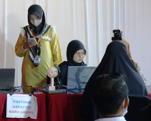 Para panitia dari UIN Antasari saat membantu kelancaran acara seleksi (Foto:Humas/Hadi Rustami)